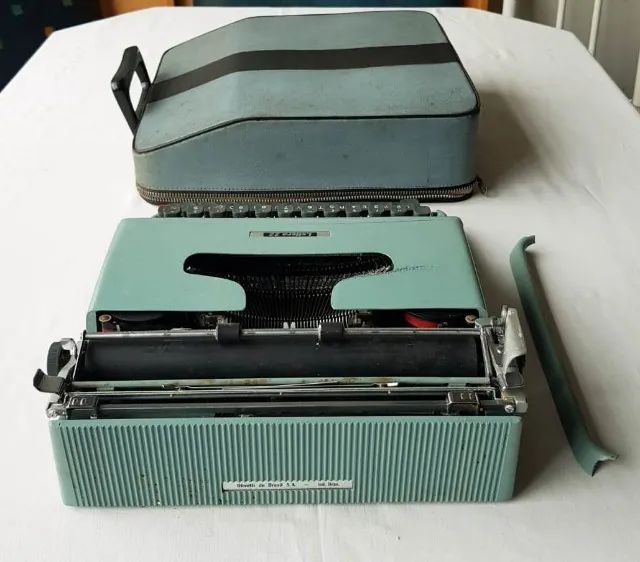 Antiguidade - Máquina de Escrever Olivetti - Modelo Lettera 22 - Anos 60 - Foto 3