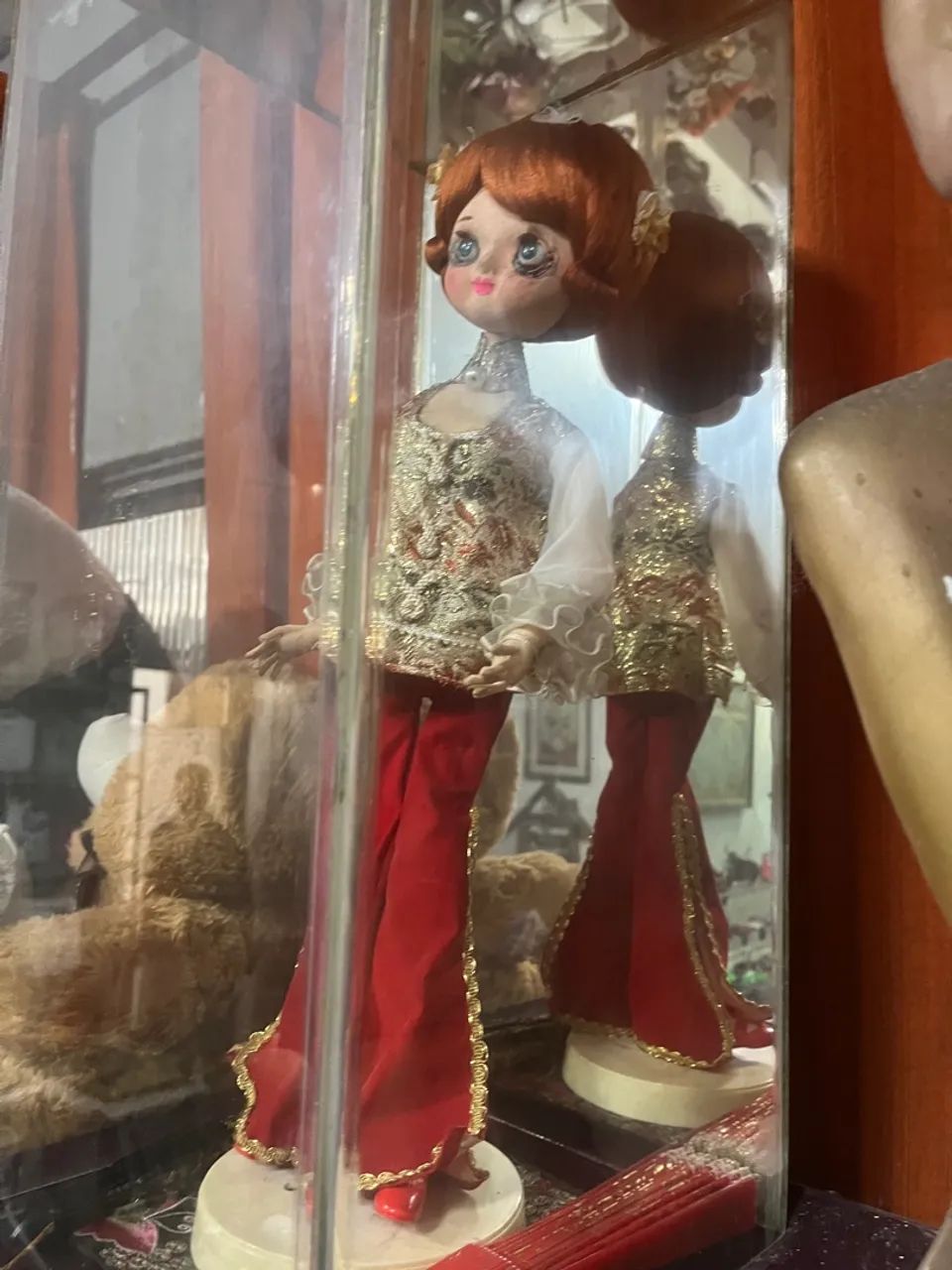 Boneca antiga em vitrine de vidro rara  - Foto 3