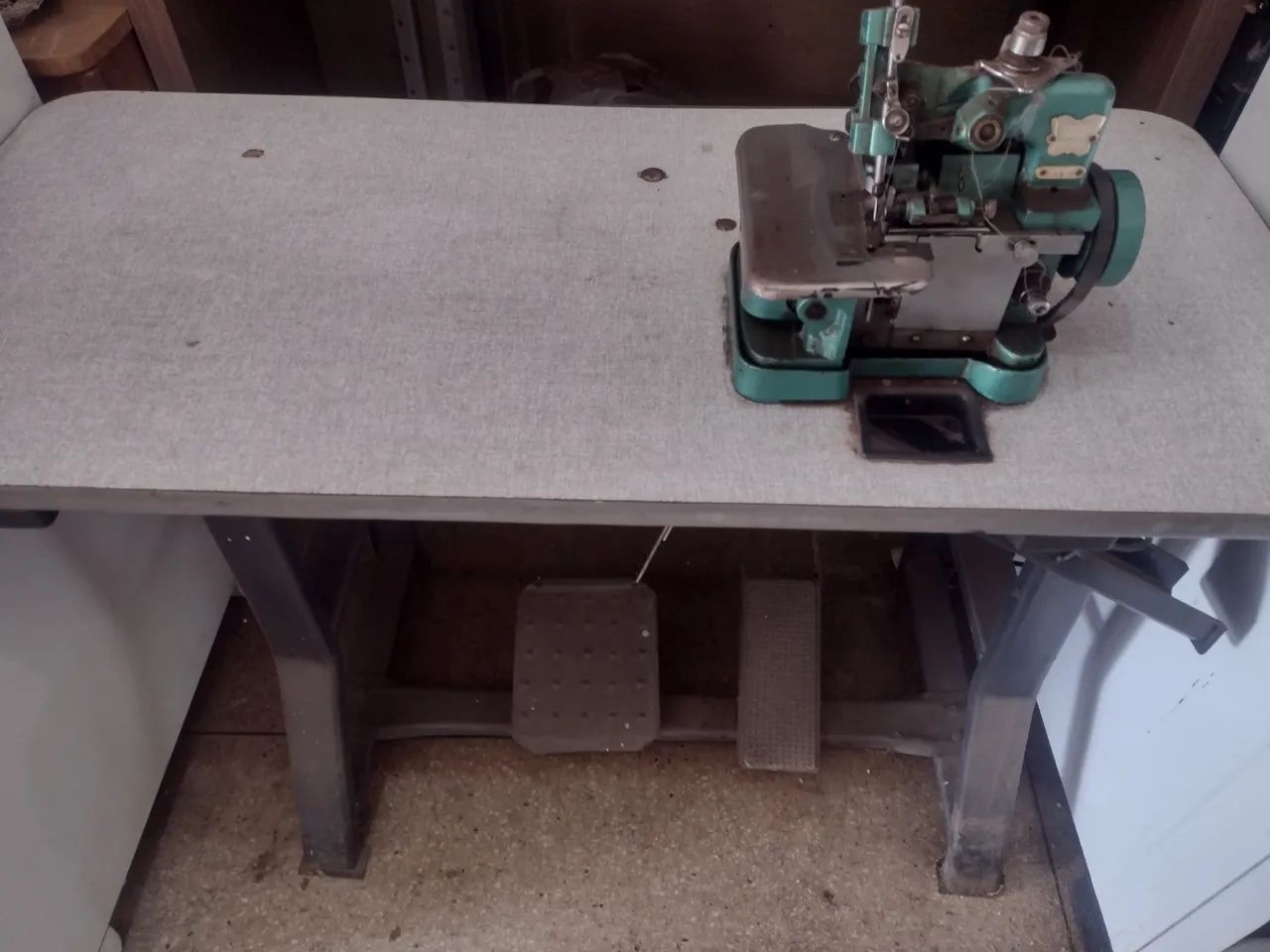 Máquina de costura overloque e enterlok 