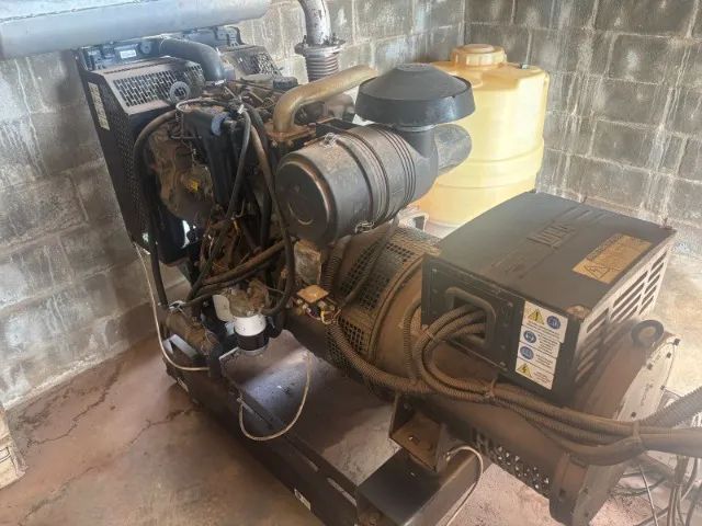 Gerador Trifásico Automático 84 kVA - Foto 2