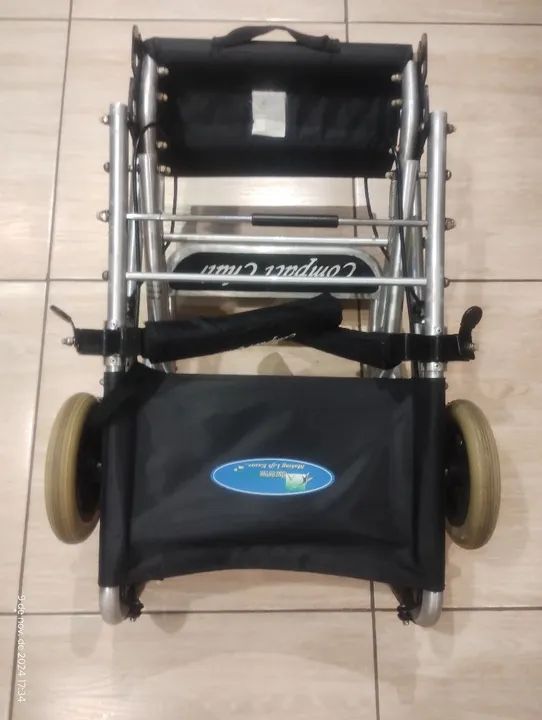 Cadeira de rodas Dobrável Compacta - Foto 2