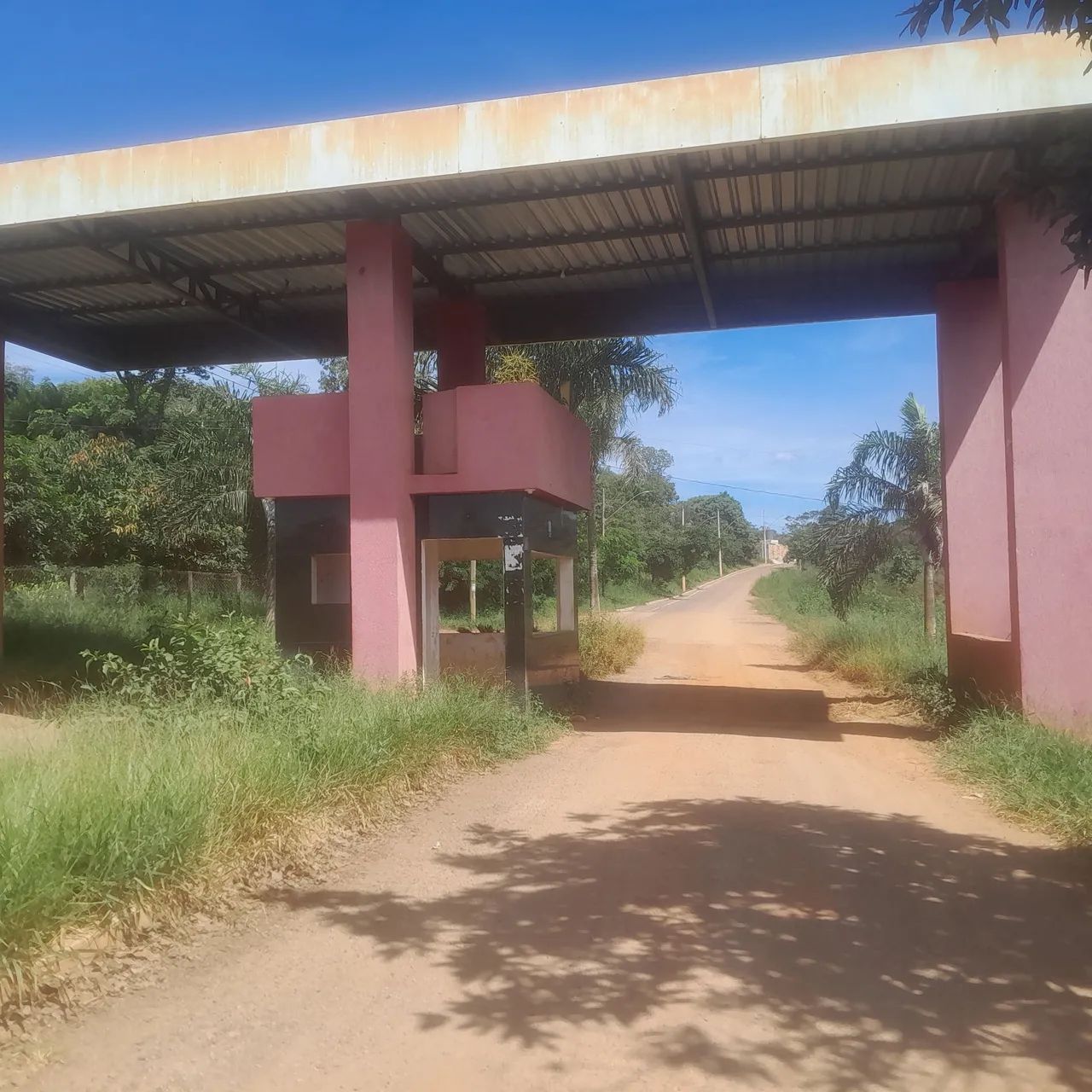 Terreno com acesso asfaltado avenida principal 