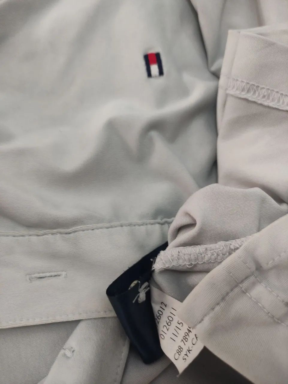 TOMMY HILFIGER PERFORMANCE POLO TAM M 45,00<br>CINZA <br>ALTURA 74CM<br>LARGURA 62CM<br>OMBRO 50CM - Foto 4