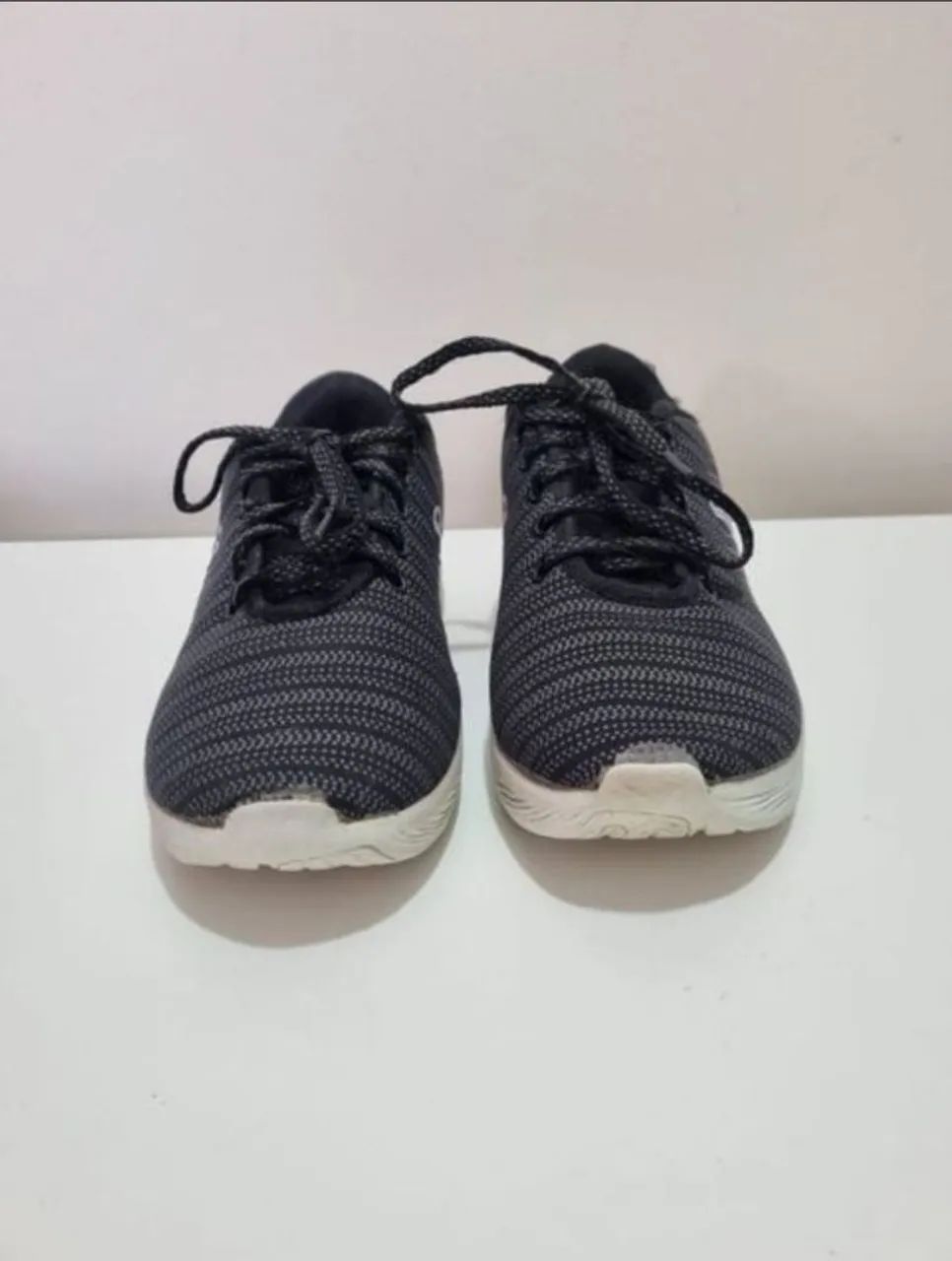 Tênis preto e rosa - Foto 4