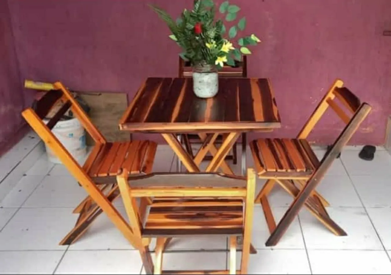 Conjunto de mesa e cadeiras de madeira rústica