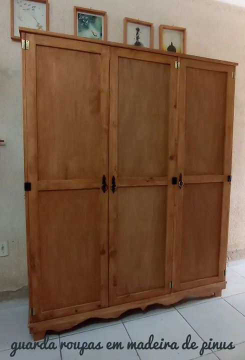 Guarda-roupa de madeira maciça de pinho