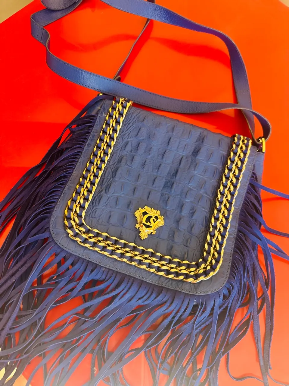 Bolsa azul com franjas e detalhes dourados