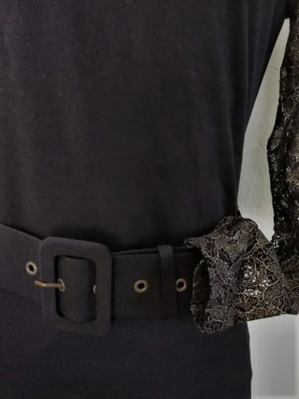 vestido preto com renda e cinto da marca talita kume - Foto 4