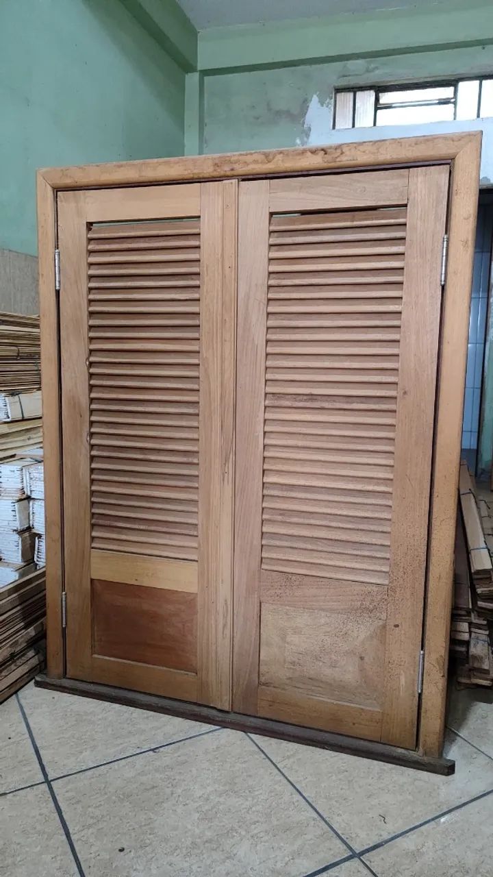 Promoção: janela madeira maciça veneziana 1.30 x 1.00m com ferragens