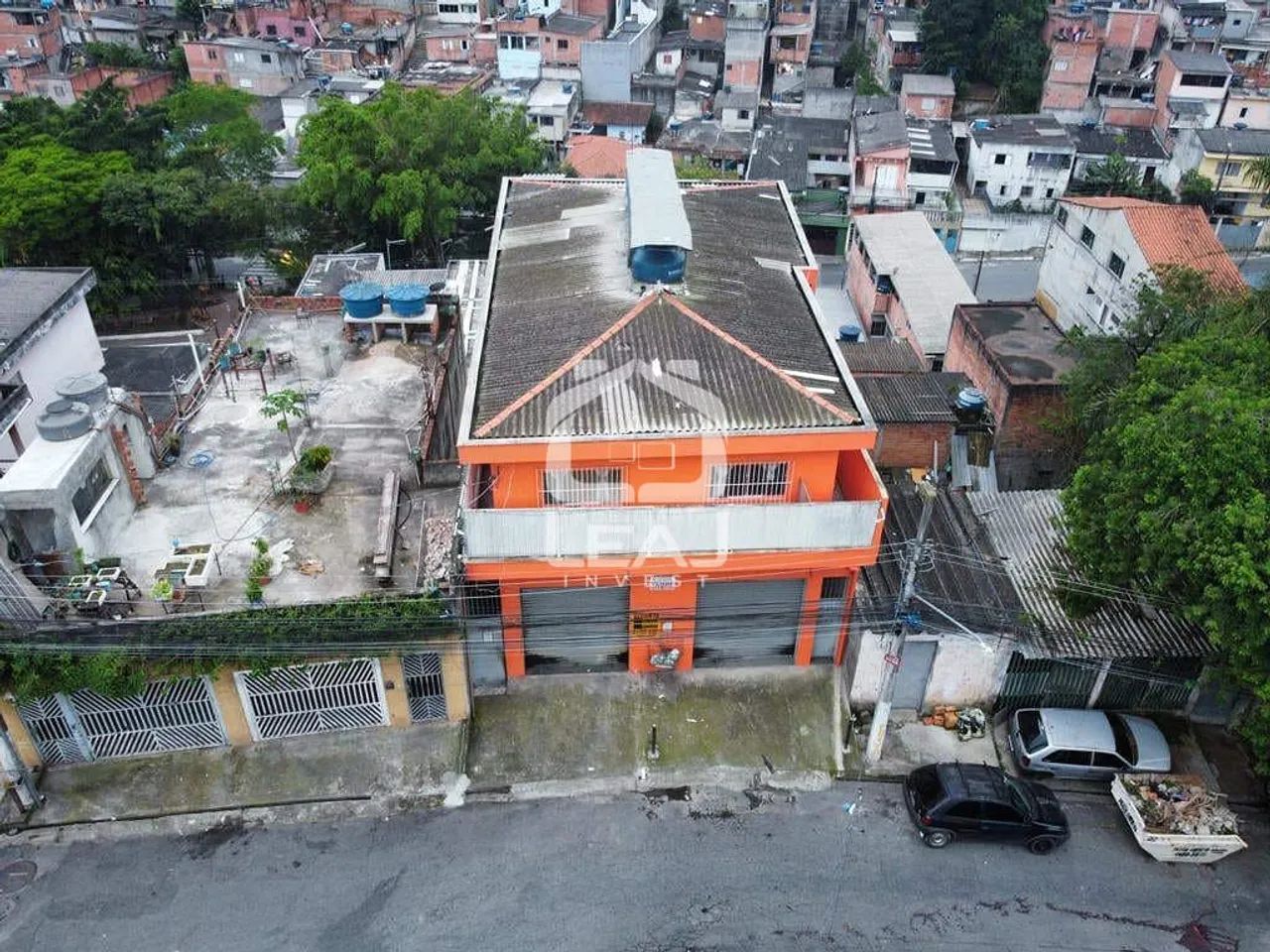 Prédio com 12 kitnets, 1 apto de 2 dormitórios, 1 salão e 1 casa à venda, para investiment