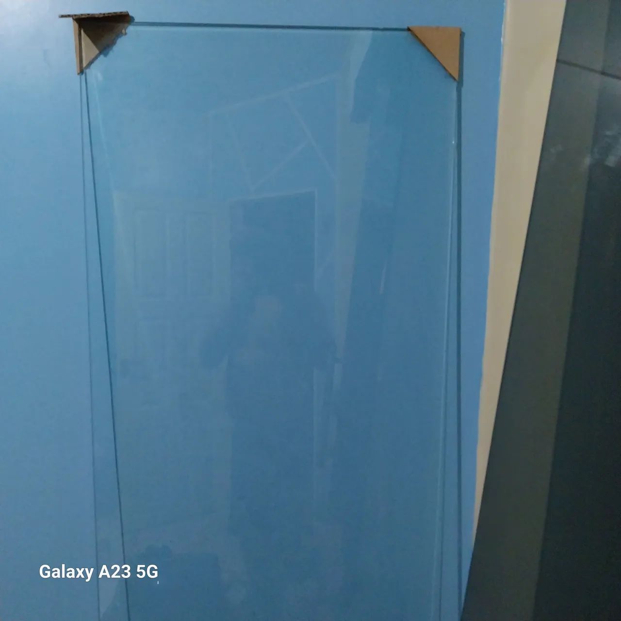 Porta de vidro  e prateleira ou balcão de vidro