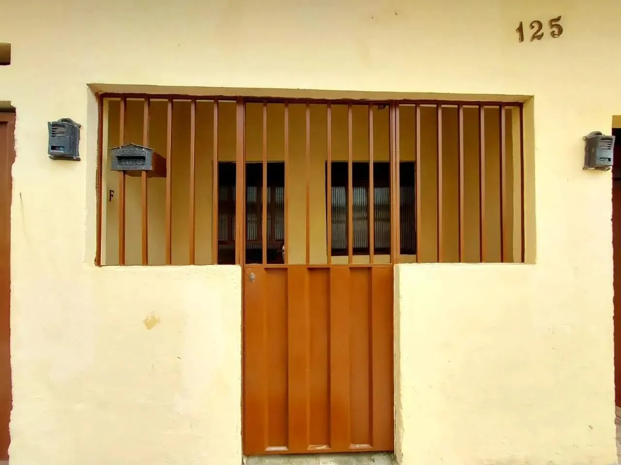 Casa individual com 02 quartos