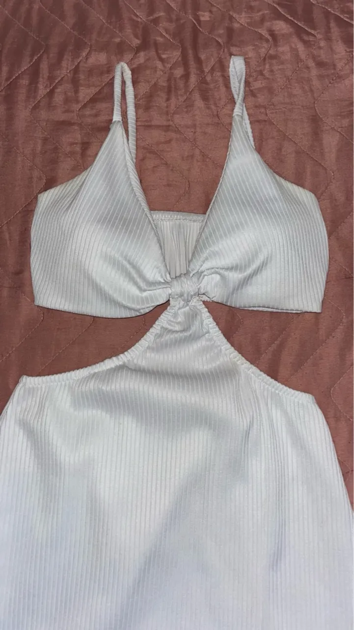 Combo vestido branco com recorte e short