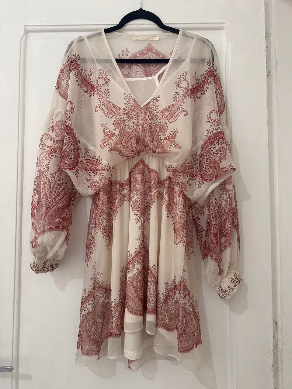 Vestido curto fresco e fluido