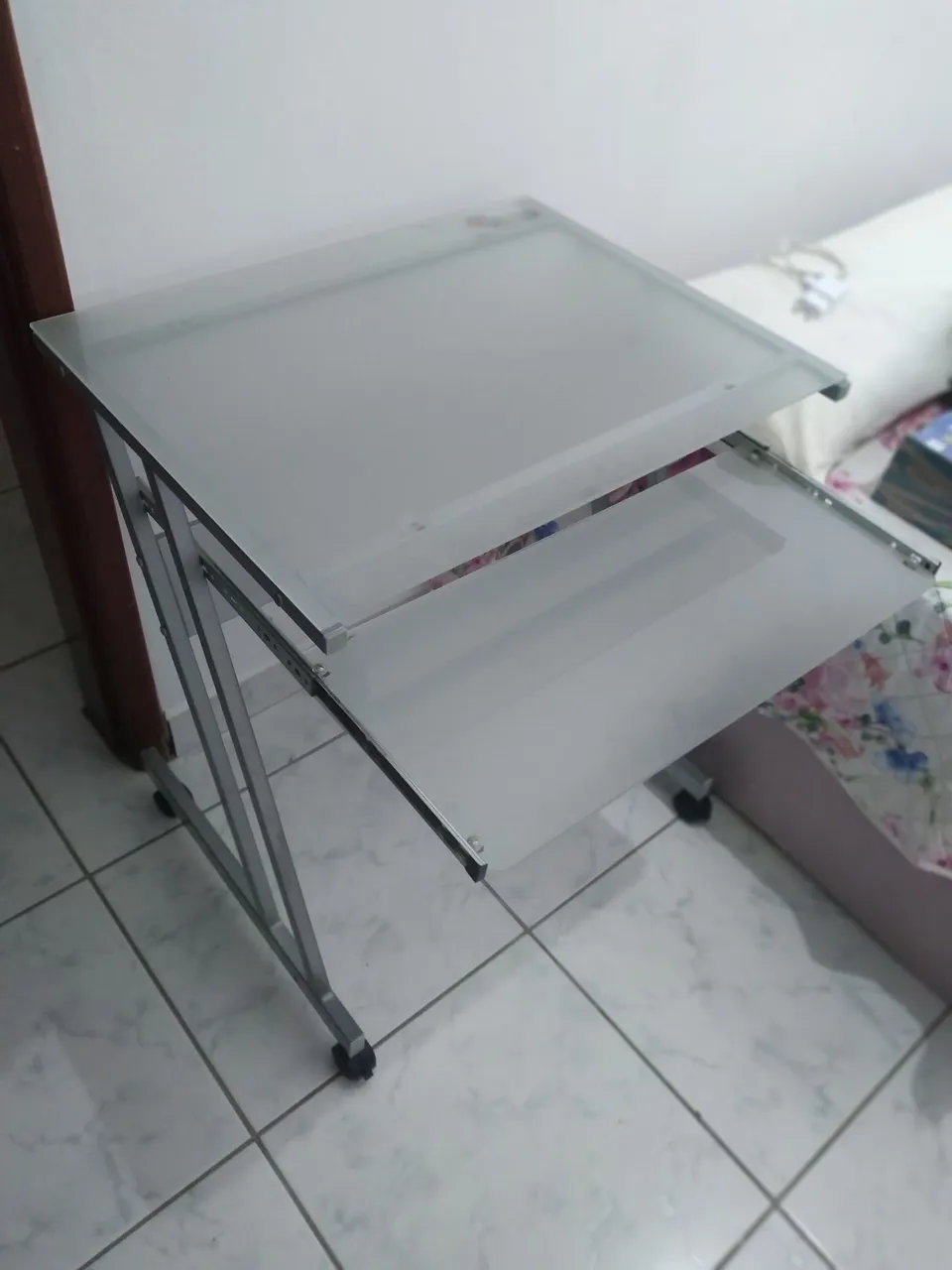 Escrivaninha de Vidro com Bandeja Retrátil