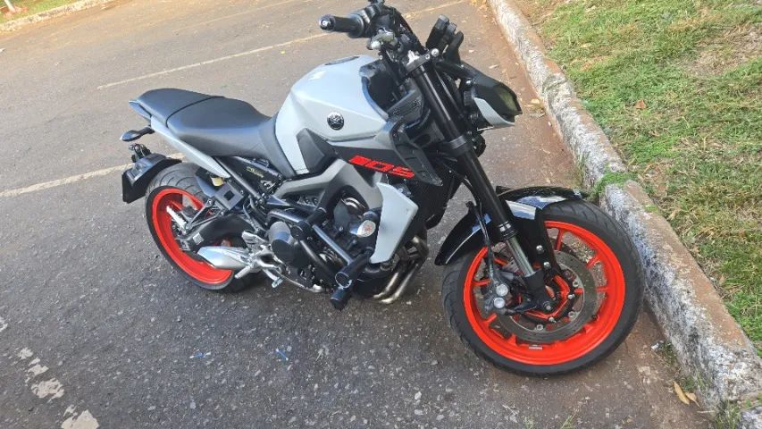 Yamaha MT-09 2021 - Impecável