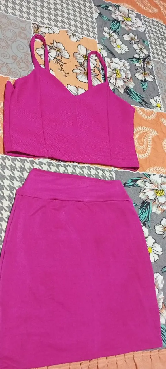 Conjunto cropped e saia pink