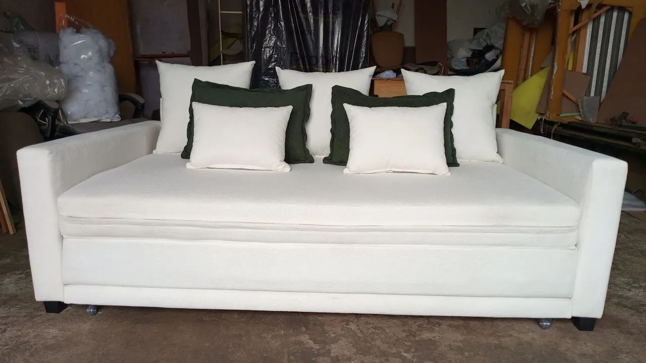 Sofá cama moderno branco com almofadas - Foto 2