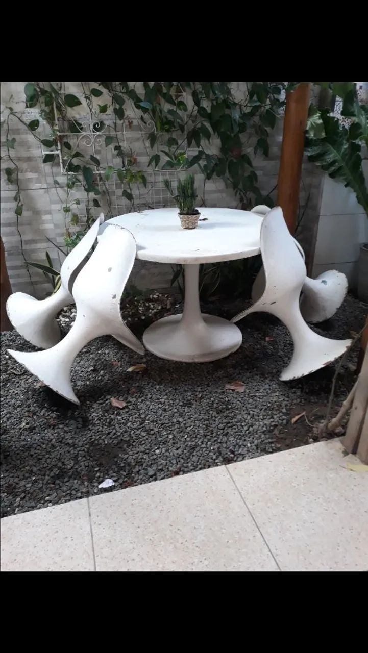 Conjunto Mesa e Cadeiras Brancas
