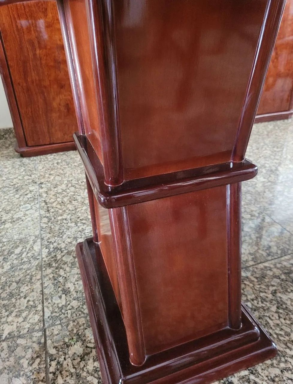 Mesa de jantar de madeira elegante - Foto 2