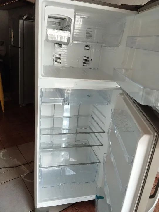 Geladeira Frost Free 220v em aço inox em ótimo estado - Foto 2
