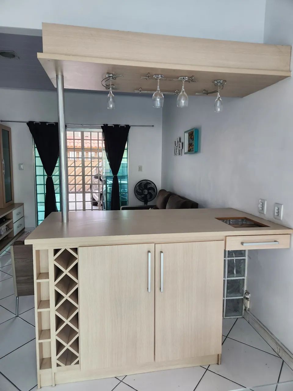 Mesa com nicho, adega, armário e porta-taças