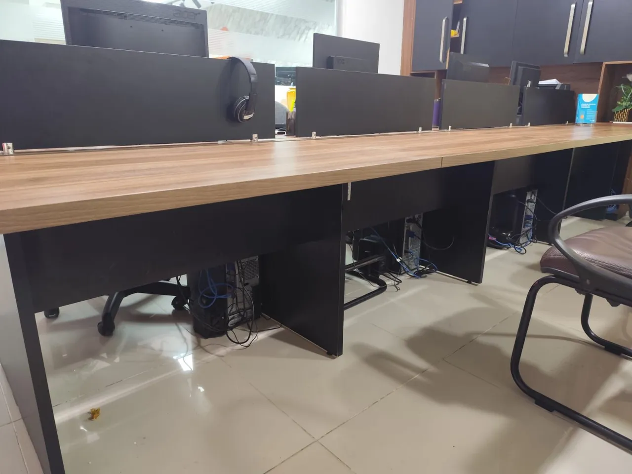 Conjunto de estações de trabalho para escritório