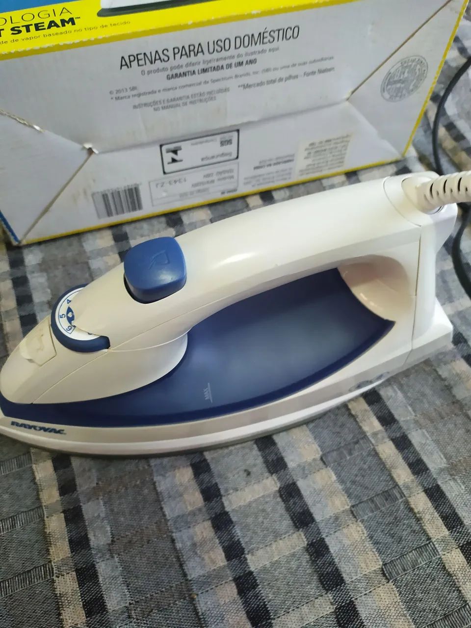 Ferro de Passar Roupa Rayovac a vapor