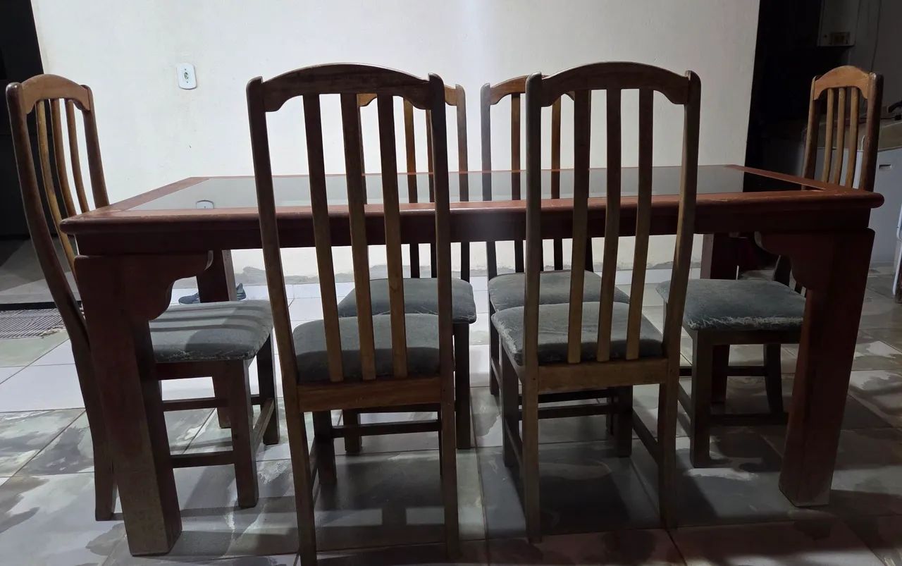Mesa de madeira com 6 cadeiras