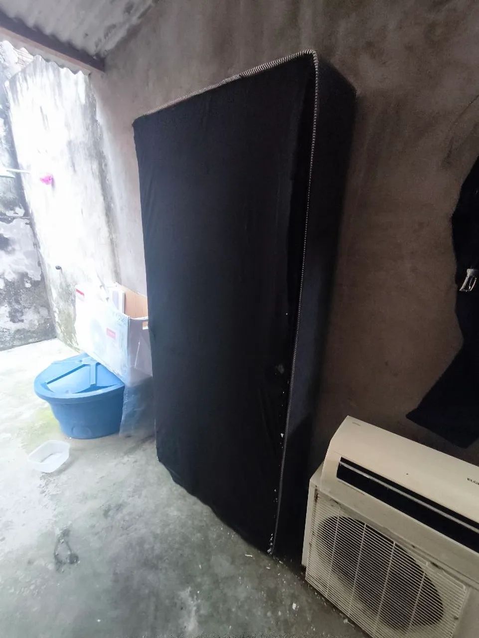 Base de colchão de solteiro com os pés 