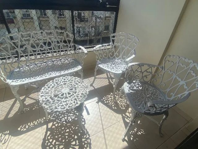 Jogo de varanda branco em ferro.