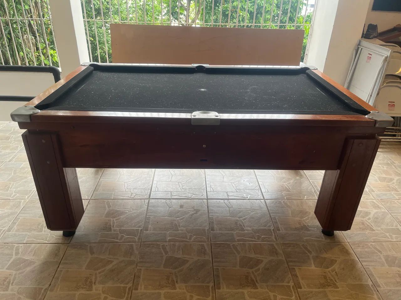 Mesa de sinuca com fichas, bolas, tacos e 2 suportes para os tacos