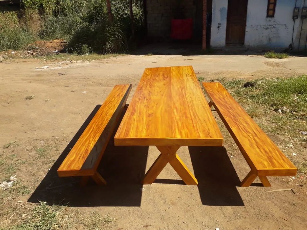 Mesa grande com pé X + 2 bancos de madeira maciça - Foto 3