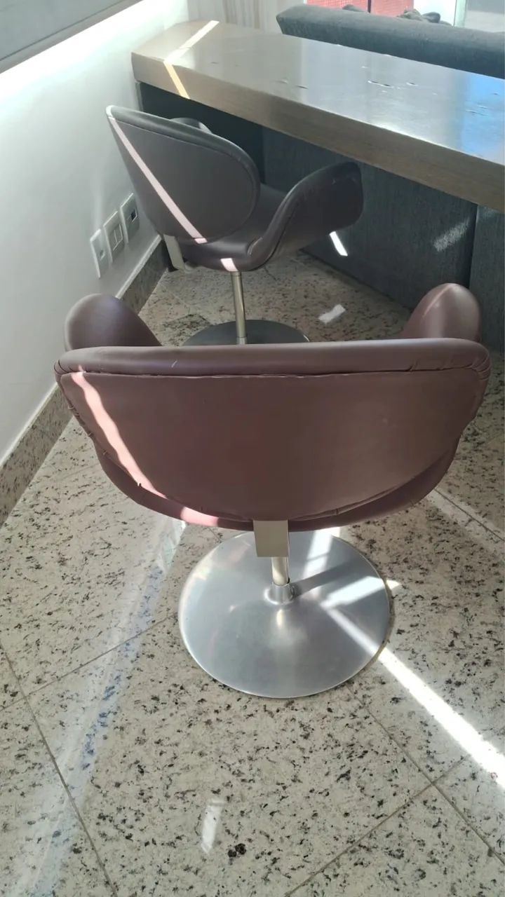 Cadeira de Design Giratória em Couro Sintético - Moderna e Sofisticada - Foto 5