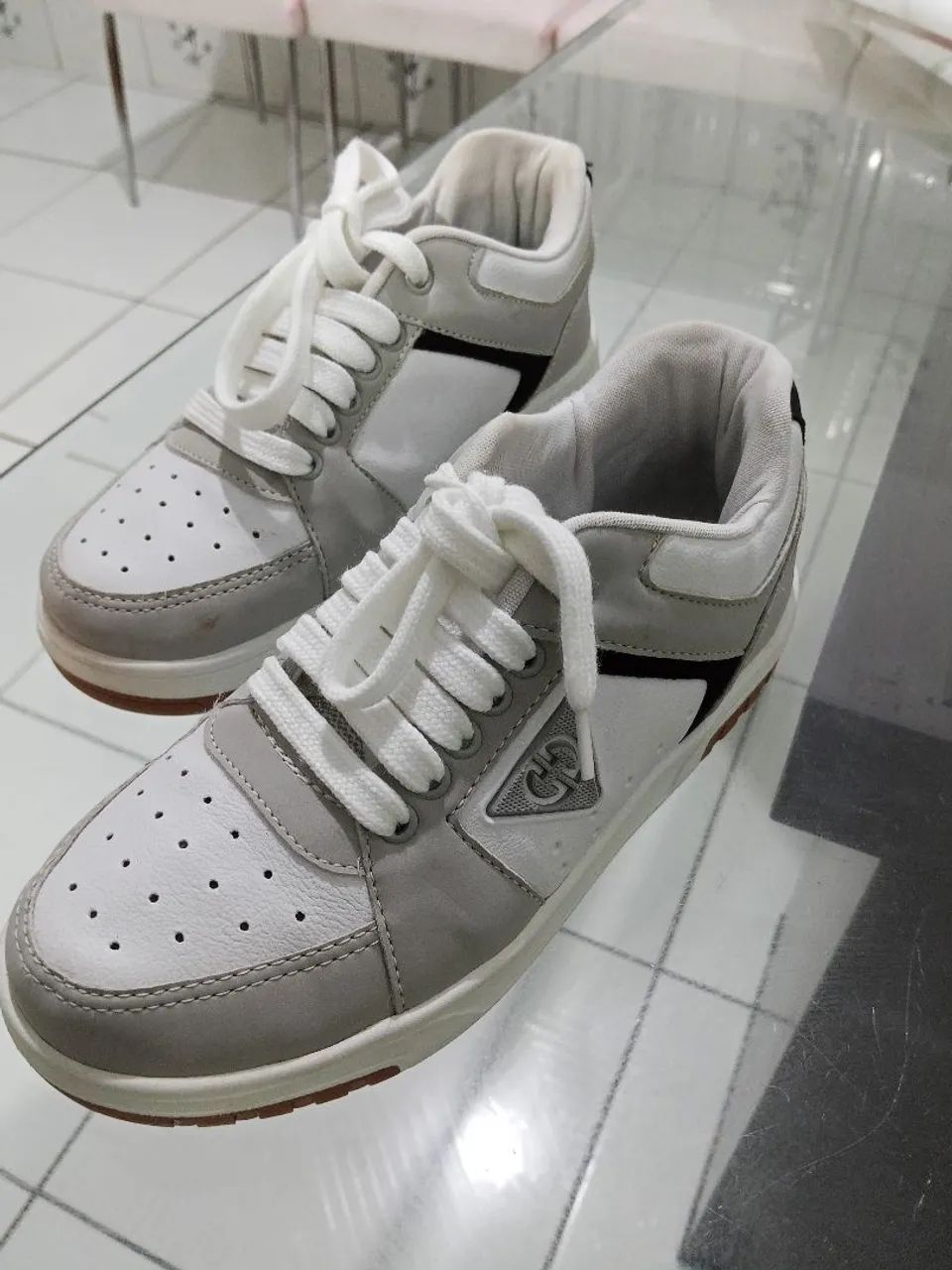 Vende-se tênis branco com detalhes cinza 