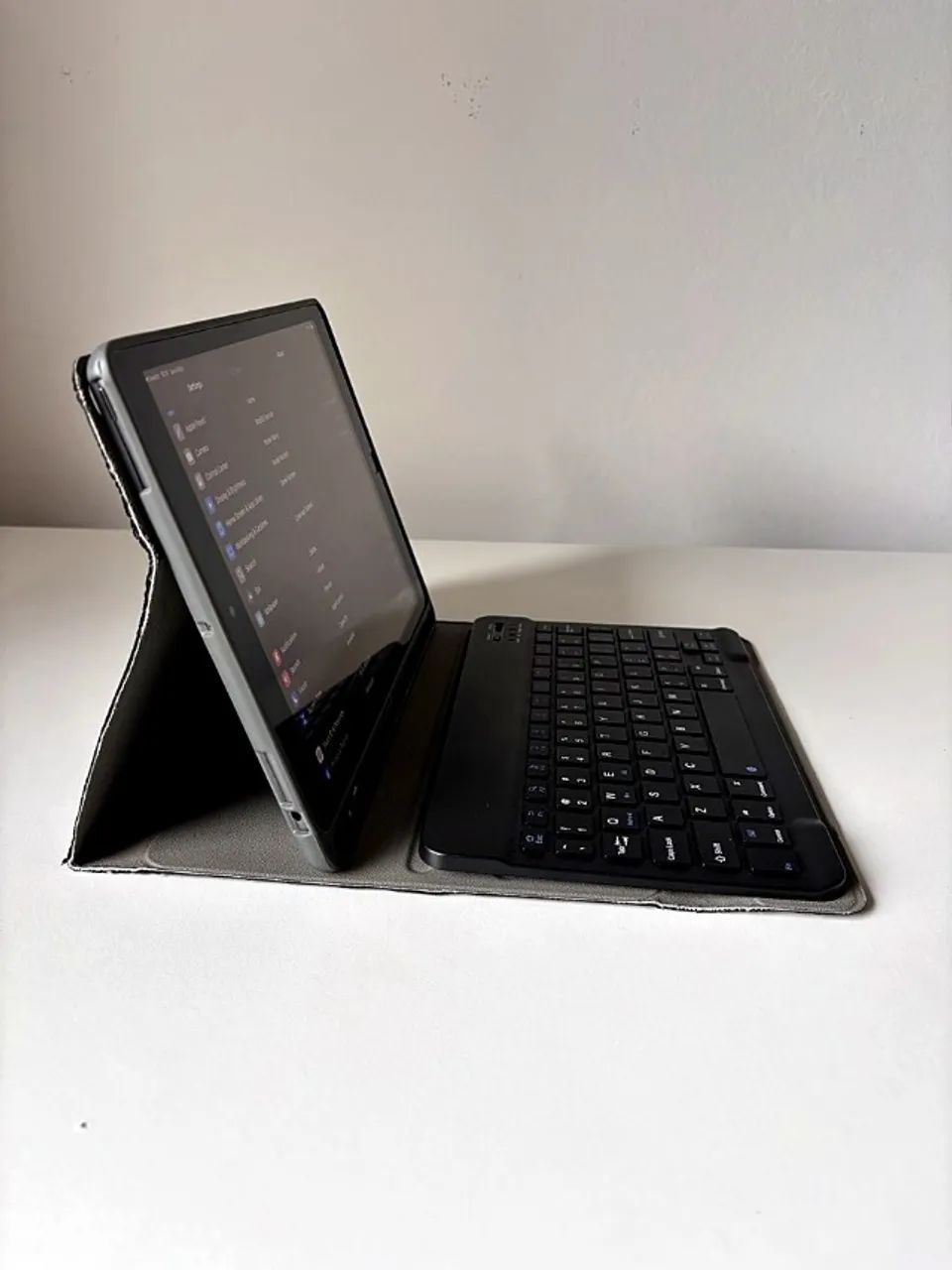 Tablet Apple iPad 9ª geração 64GB Wi-Fi + capa com teclado + caixa - Foto 3