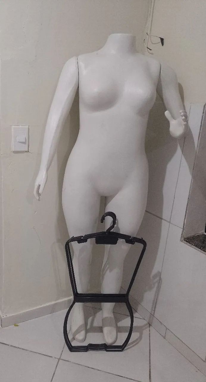 Manequim e arara de chão 