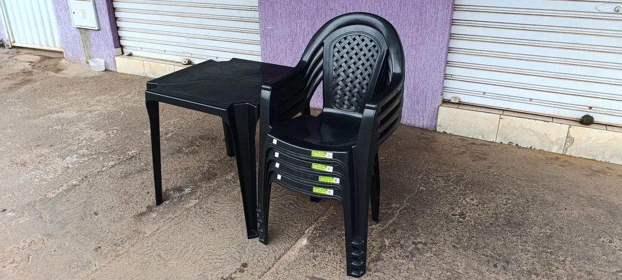 Jogo de mesa e cadeiras plástica cor preta!  Suporta 154 Kg. - Foto 2