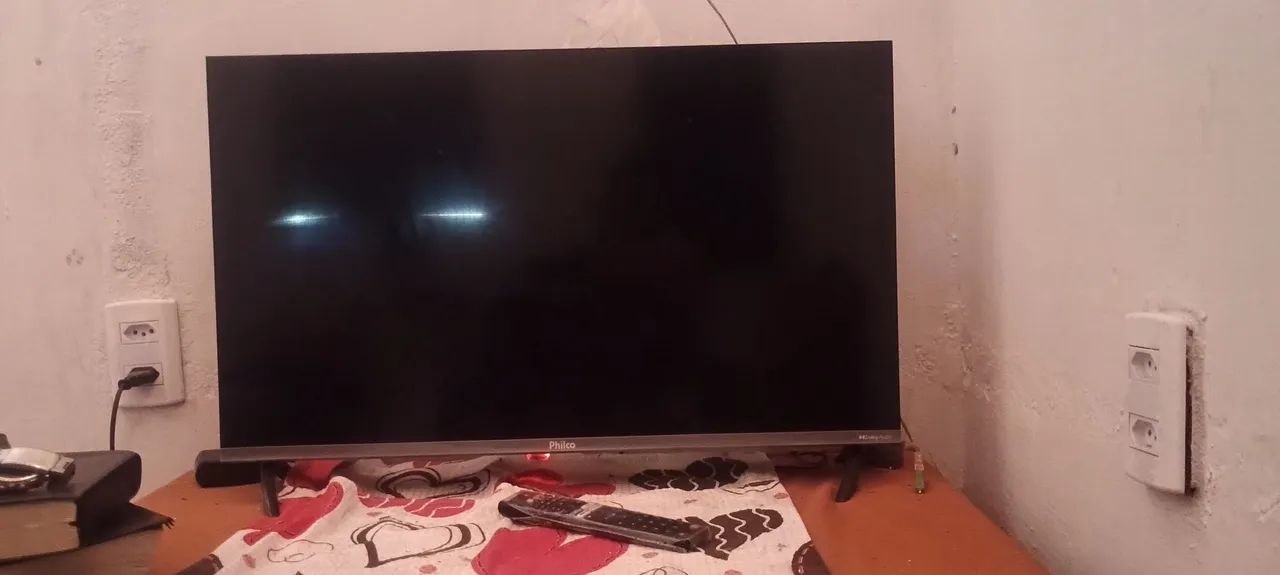 SMART TV PHILCO [32 POLEGADAS]ANDROID TV IMPECÁVEL FUNCIONANDO TUDO WI-FI YOUTUBE NETFLIX  - Foto 2