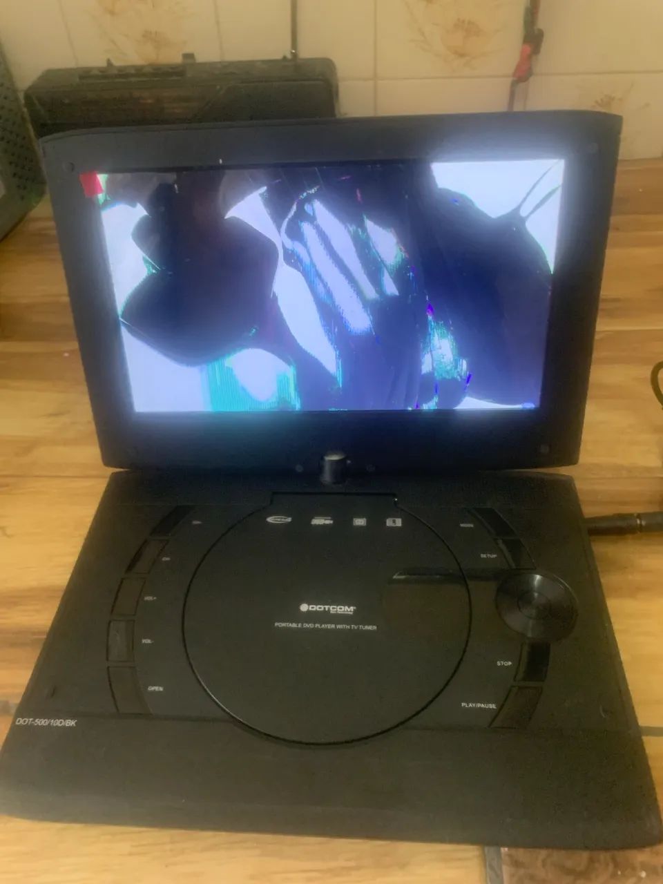 DVD player portátil da marca Dotcom, modelo DOT-500/100/BK - Foto 2
