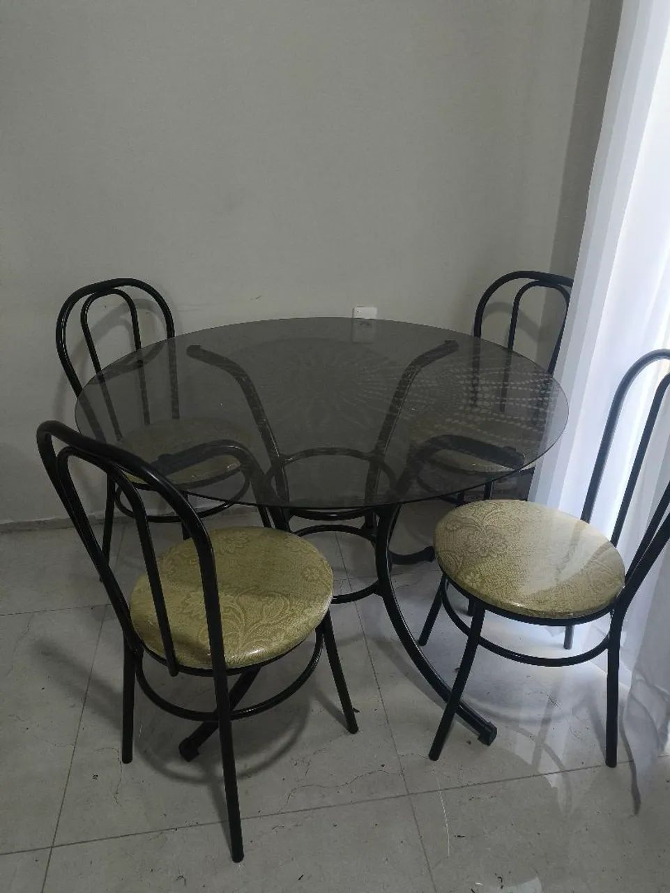 MESA DE JANTAR REDONDA COM 4 CADEIRAS 