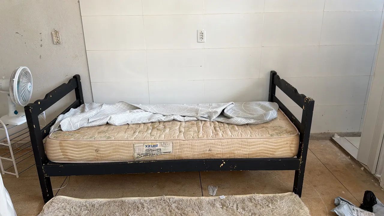 Desapego de cama em madeira de solteiro 