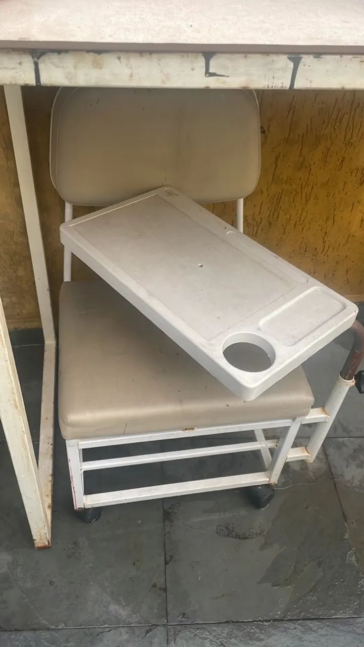 Carrinho de manicure com o suporte do pé