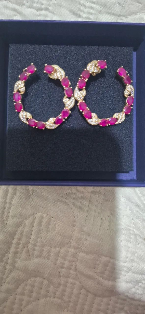 Brinco argola dourado com flores  - Foto 2
