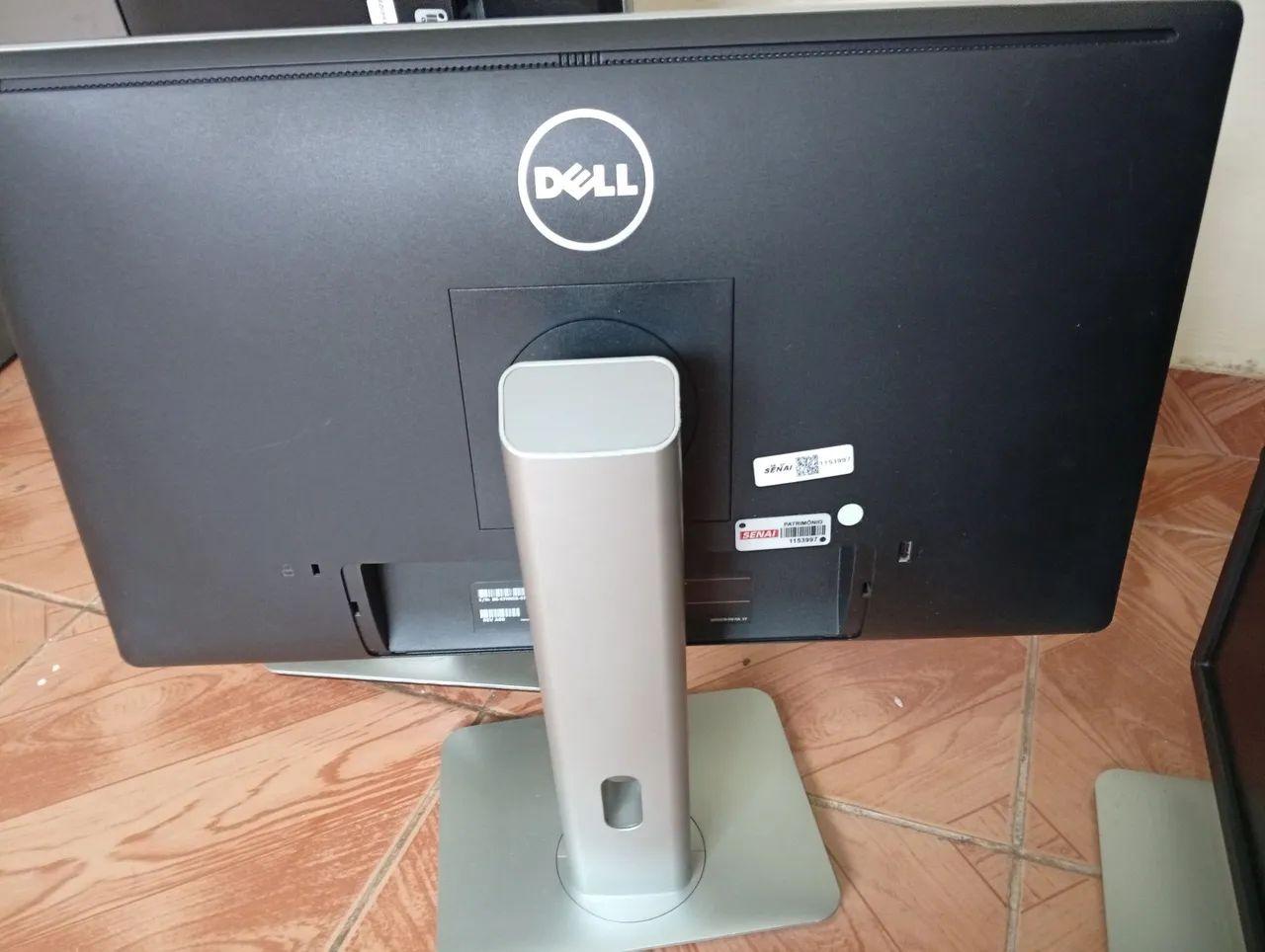 Monitor Dell 23pol. Full HD linha profissional  - Foto 2