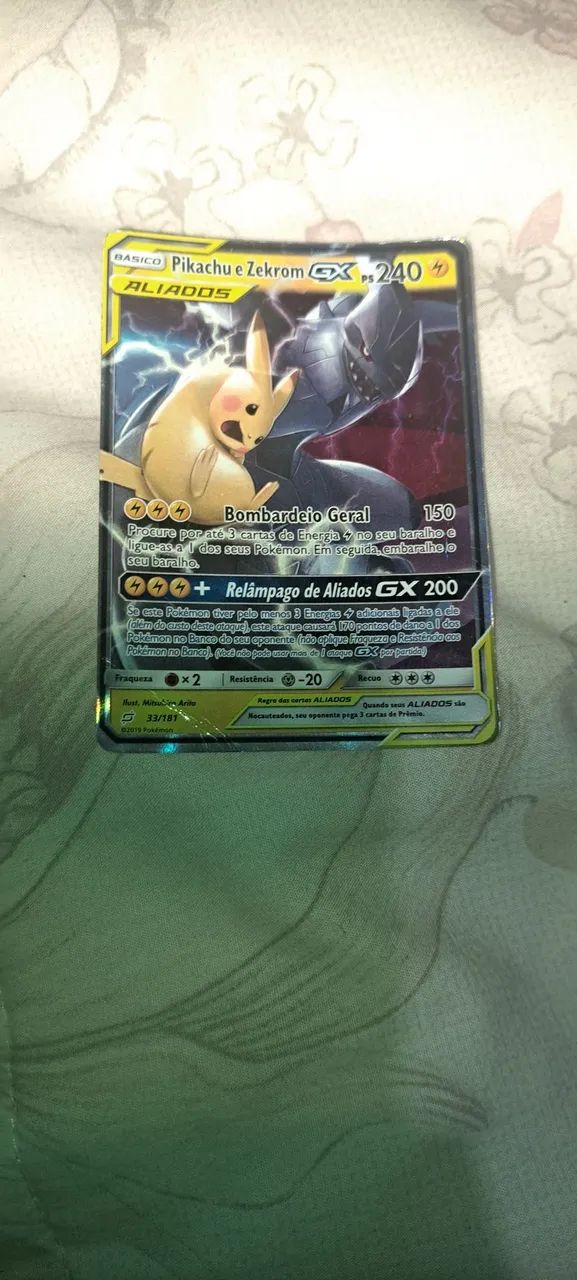 Carta pokemon aliados pikachu e Zekrom 