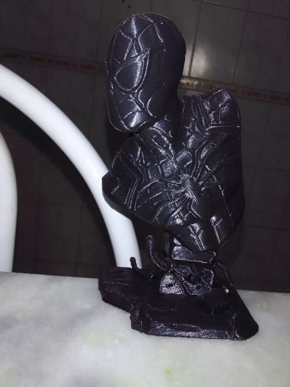 Busto Homem Aranha 3D (PLA)** preto de 16cm - Foto 2
