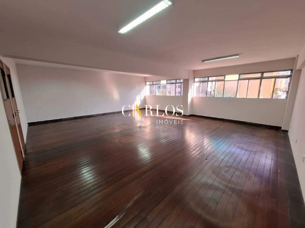 Andar Comercial de 220m² com 05 Salas, 02 Vagas e Elevador