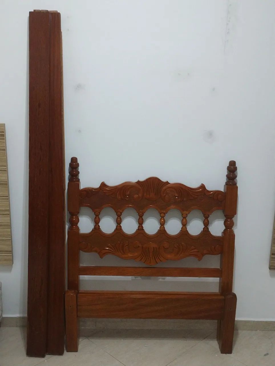 Cama de madeira maciça 