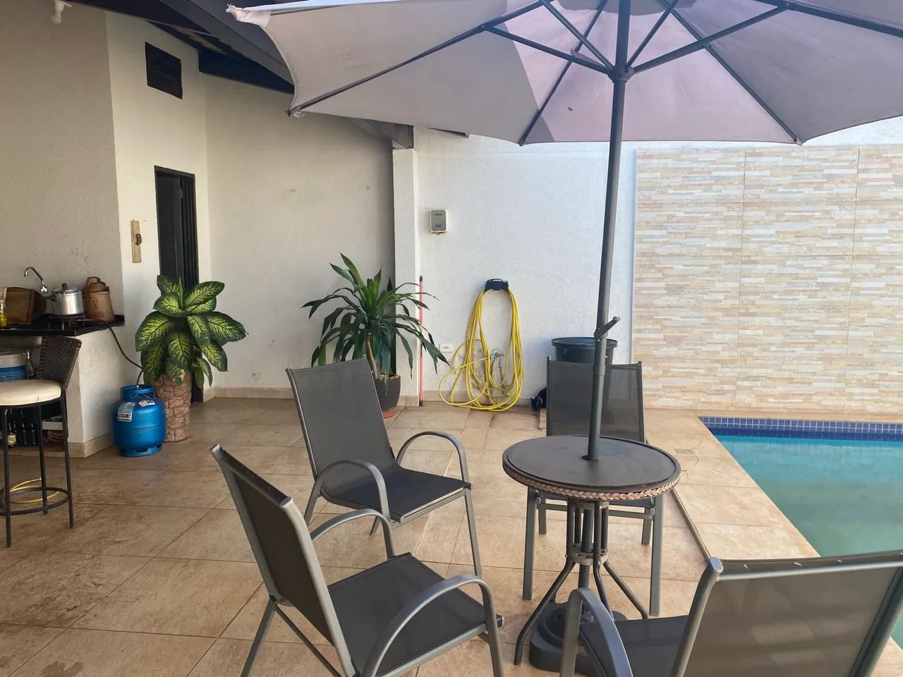 Guarda sol e 4 cadeiras